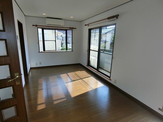 甲子園九番町戸建の居間・リビング