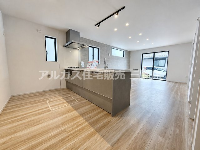 【内覧動画公開中！】三鷹市牟礼５丁目 井の頭線 三鷹台駅 新築戸建のキッチン|対面キッチンを中心にリビング・ダイニングがつながるLDK。木目調の床と白基調の内装が調和します。
