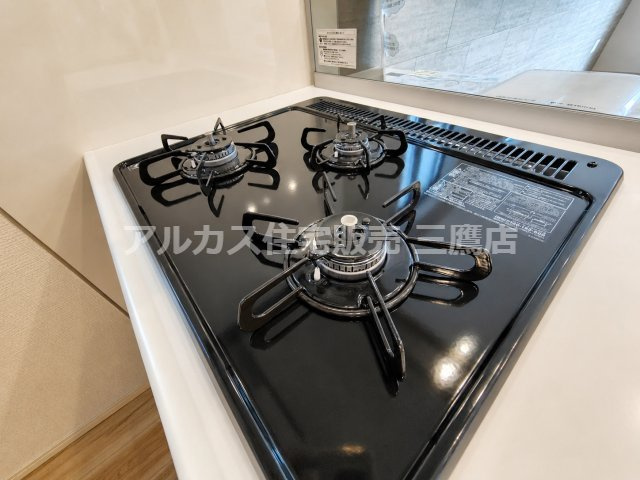 【内覧動画公開中！】三鷹市牟礼５丁目 井の頭線 三鷹台駅 新築戸建のキッチン|3口コンロを備えたキッチン。複数の料理を同時に進めやすく、毎日の調理を支えます。

