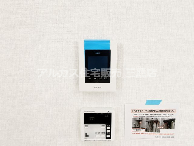 【内覧動画公開中！】三鷹市牟礼５丁目 井の頭線 三鷹台駅 新築戸建のセキュリティ|来訪者を画面で確認できるモニター付きインターホン。室内から応対でき、玄関先の確認に役立ちます。
