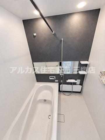 【内覧動画公開中！】三鷹市牟礼５丁目 井の頭線 三鷹台駅 新築戸建の浴室|ダークカラーのアクセント壁と横長ミラーが映える浴室。棚付きでバス用品も整えやすい空間です。
