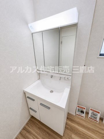 【内覧動画公開中！】三鷹市牟礼５丁目 井の頭線 三鷹台駅 新築戸建の独立洗面台|三面鏡と収納を備えた洗面化粧台。洗面用品を整理しやすく、毎日の身支度を快適に進められます。
