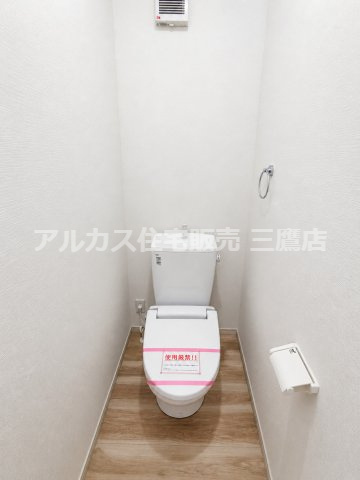 【内覧動画公開中！】三鷹市牟礼５丁目 井の頭線 三鷹台駅 新築戸建のトイレ|手洗い付きタンクと換気扇を備えたトイレ。木目調の床が清潔感のある空間に温かみを添えます。
