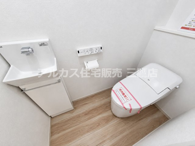 【内覧動画公開中！】三鷹市牟礼５丁目 井の頭線 三鷹台駅 新築戸建のトイレ|手洗い器と温水洗浄便座を備えたトイレ。白を基調とした清潔感のある空間です。
