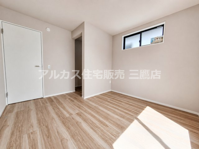 【内覧動画公開中！】三鷹市牟礼５丁目 井の頭線 三鷹台駅 新築戸建の洋室|横長窓を備えた洋室。落ち着いた壁色と木目調の床が調和し、家具を合わせやすい空間です。
