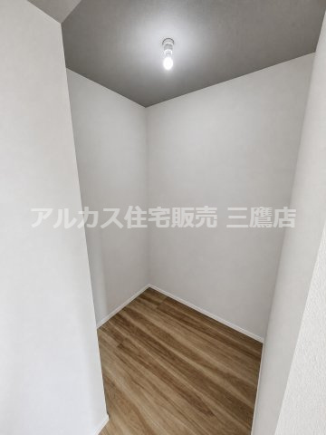 【内覧動画公開中！】三鷹市牟礼５丁目 井の頭線 三鷹台駅 新築戸建の収納|独立した空間を確保したウォークインクローゼット。衣類や荷物をまとめて収納できます。
