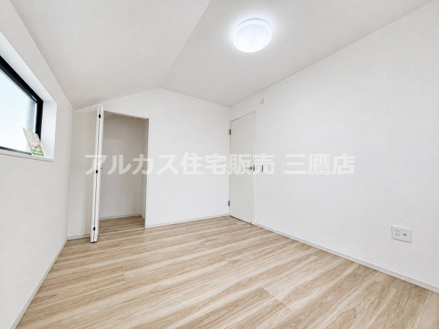 【内覧動画公開中！】三鷹市牟礼５丁目 井の頭線 三鷹台駅 新築戸建の洋室|勾配天井とクローゼットを備えた洋室。白を基調に木目調の床が映える、すっきりとした空間です。
