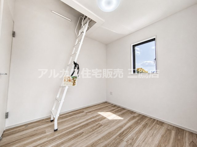 【内覧動画公開中！】三鷹市牟礼５丁目 井の頭線 三鷹台駅 新築戸建の洋室|ロフトへつながるはしごを備えた洋室。空間を立体的に活用でき、収納にも便利です。
