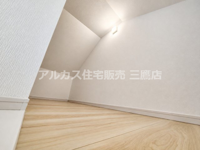 【内覧動画公開中！】三鷹市牟礼５丁目 井の頭線 三鷹台駅 新築戸建の収納|勾配天井を生かしたロフト。季節物や普段使わない荷物の収納にも活用できます。
