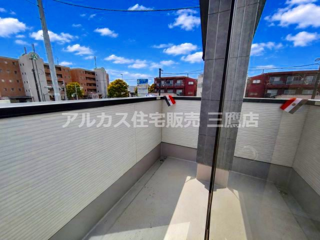 【内覧動画公開中！】三鷹市牟礼５丁目 井の頭線 三鷹台駅 新築戸建のバルコニー|腰壁に囲まれたバルコニー。街並みを望みながら、洗濯物を干せる屋外スペースです。
