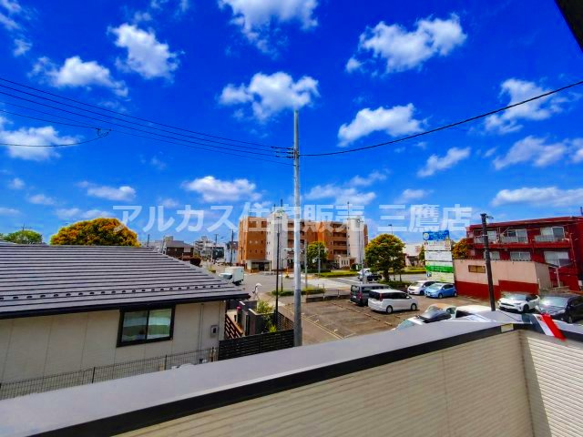 【内覧動画公開中！】三鷹市牟礼５丁目 井の頭線 三鷹台駅 新築戸建の展望|バルコニーから周辺の街並みや空を見渡せ、外の景色を身近に感じられます。
