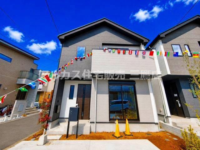 【内覧動画公開中！】三鷹市牟礼５丁目 井の頭線 三鷹台駅 新築戸建のその他|切妻屋根とグレー×ホワイトの外壁が調和した外観。バルコニーが建物の端正な表情を引き立てます。

