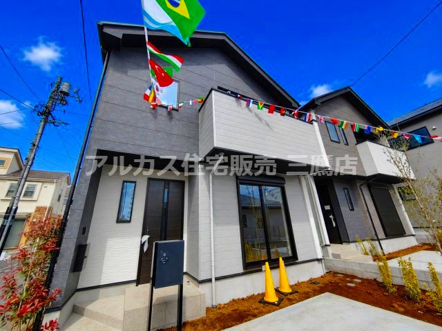 【内覧動画公開中！】三鷹市牟礼５丁目 井の頭線 三鷹台駅 新築戸建のその他|濃淡のグレーとホワイトを組み合わせた外観。切妻屋根とバルコニーが立体感のある表情を演出します。