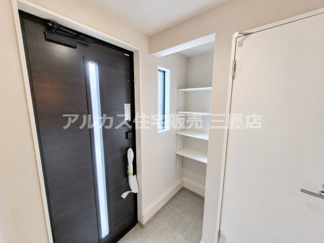 【内覧動画公開中！】三鷹市牟礼５丁目 井の頭線 三鷹台駅 新築戸建の玄関|可動棚を備えた玄関収納。小窓から光を取り込み、靴や小物をすっきり整理できます。
