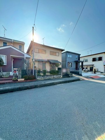 野洲市冨波乙　中古戸建ての前面道路含む現地写真