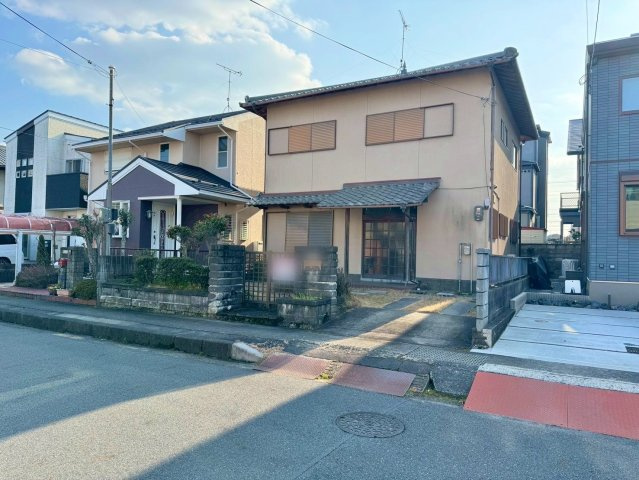 野洲市冨波乙　中古戸建ての前面道路含む現地写真