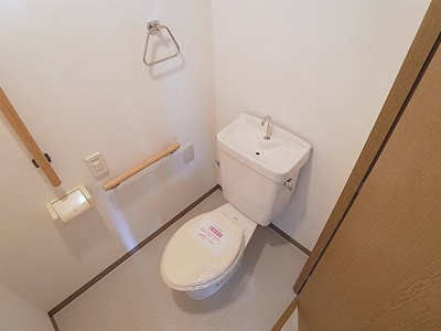 【トイレ】 | ヴィラナリー長田 | 手すりが付いたトイレ