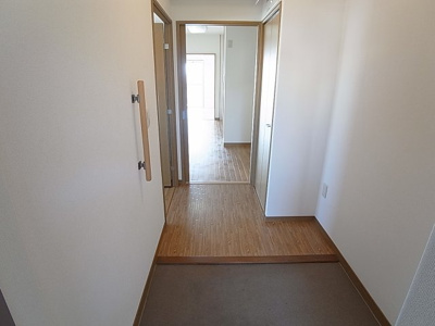 【玄関】 | ヴィラナリー長田 | ゆったり玄関、玄関に収納も有ります