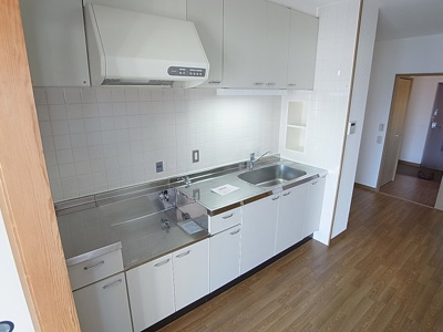 【キッチン】 | ヴィラナリー長田 | 大きなキッチンスペース、冷蔵庫も余裕の幅有ります