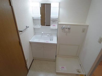 【洗面所】 | ヴィラナリー長田 | シャワー付きの独立洗面台、脱衣所も広々