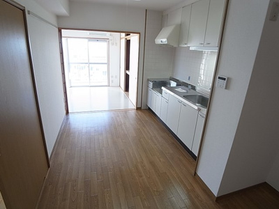 【居間・リビング】 | ヴィラナリー長田 | 使い勝手の良いダイニングスペース