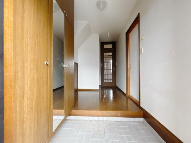【中古戸建】太田市新田上江田町の玄関|■玄関｜収納豊富な玄関♪全身ミラー付き収納もあり、お出かけ前の身だしなみチェックもバッチリです！