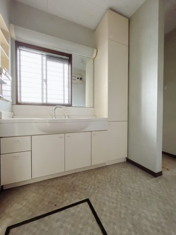 【中古戸建】太田市新田上江田町の独立洗面台|■洗面室｜大きな鏡で朝の身支度もラクラク♪毎日の忙しい準備が楽しくなる洗面所です(^^♪