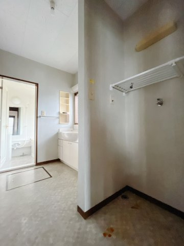 【中古戸建】太田市新田上江田町の独立洗面台|■洗面室｜リネンスペースには、タオルやバスタオル・着替えなどが置けるので大変便利です♪買い置きした洗剤もしまえてどんな時も綺麗な状態を保てます♪