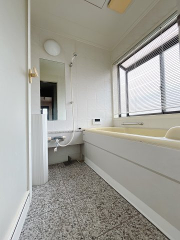 【中古戸建】太田市新田上江田町の浴室|■浴室｜足を伸ばしてゆったりと入浴ができる1坪タイプのバスルームです♪備え付けの棚には家族一人一人のシャンプーを分けて置くことができます♪バスルームをいつもすっきりと使えますね♪