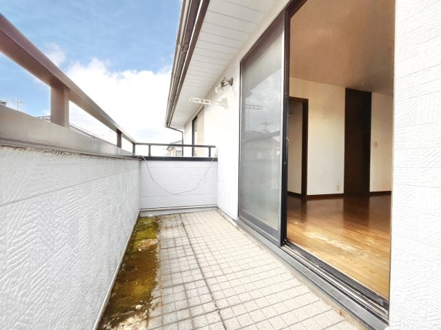 【中古戸建】太田市新田上江田町のバルコニー|■バルコニー｜あたたかな陽のひかりを浴びることのできるバルコニー。お洗濯物やお布団を干せば、家族みんなが気持ちよく暮らすことができます(*^^*)