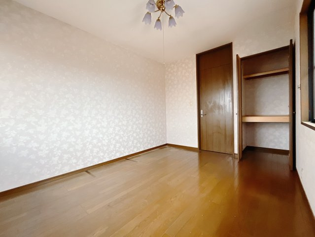 【中古戸建】太田市新田上江田町の洋室|■2階洋室｜子供部屋のメリットは「自立心を養うことができる」「自分で整理整頓できるようになる」そして、お子様が成長した際には「プライバシーを確保できる」といい事だらけ♪