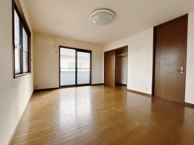 【中古戸建】太田市新田上江田町の洋室|■2階洋室｜ナチュラルカラーの床です。模様替えなどとても楽しく工夫できます♪陽当たり、風通しもとても良いので毎日快適な生活スタートです！子供部屋にも良いですね