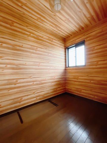 【中古戸建】太田市新田上江田町の洋室|■納戸｜2階には納戸をご用意しております。収納としてもよし、自分時間を楽しむお部屋としてもよしです♪