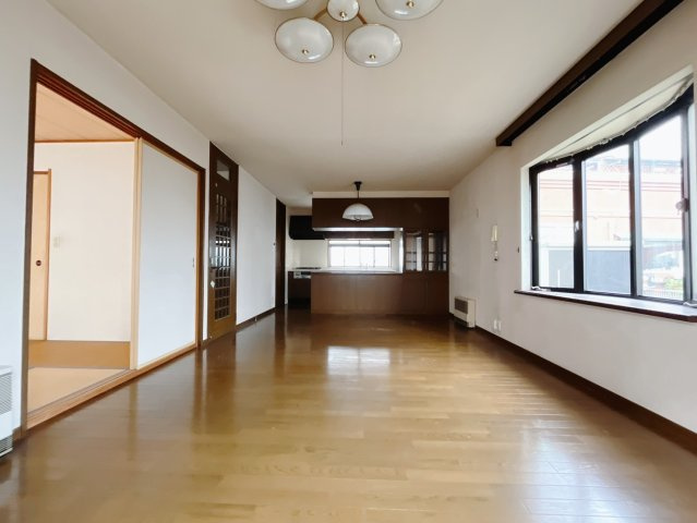 【中古戸建】太田市新田上江田町の居間・リビング|■リビング｜陽当たり良好のリビングダイニング♪賃貸では叶わなかった、お友達とのホームパーティや大音量で映画やテレビを楽しむことができます(*^^*)