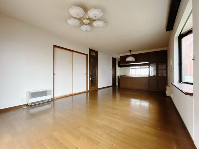 【中古戸建】太田市新田上江田町の居間・リビング|■リビング｜木製で懐かしさのある家具やアンティーク調の小物に囲まれてレコードを流したり小説を読んだり…そんな心ときめく暮らしをしませんか？