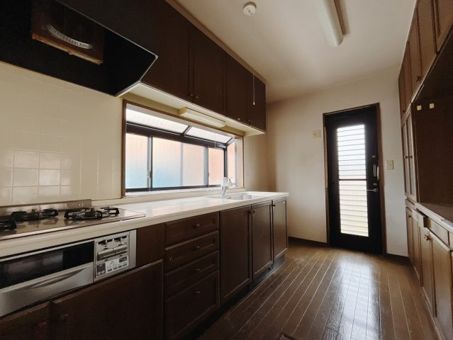 【中古戸建】太田市新田上江田町のキッチン|■キッチン｜ワークトップの幅が広く、お子様といっしょにお料理をつくったり、ちょっとしたパーティーも楽しめます。フラットなのでお掃除がしやすいのもポイントです♪