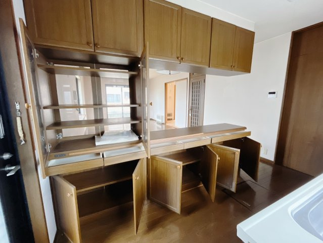 【中古戸建】太田市新田上江田町のキッチン|■キッチン｜キッチンの後ろには、たくさんの収納がついています♪増えていく食器も安心して収納できます＾＾