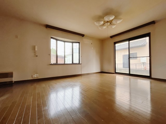 【中古戸建】太田市新田上江田町の居間・リビング|■リビング｜大きい窓からあたたかいたっぷりの光が入ります♪開放的な空間で毎日をもっと快適に(*＾＾*)