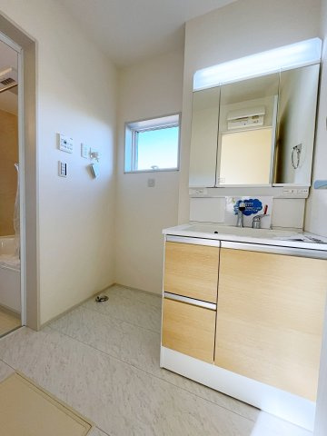 新築戸建・新築建売　寄居露梨子　鉢形小・城南中の独立洗面台|三面鏡タイプの独立洗面台で、身だしなみチェックも収納力も◎洗面まわりもすっきり清潔に保てます！