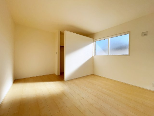 新築戸建・新築建売　寄居露梨子　鉢形小・城南中の洋室|2面採光で明るい洋室です！ホワイト基調の爽やか空間からインナーバルコニーにも出られます♪