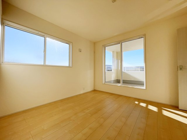 新築戸建・新築建売　寄居露梨子　鉢形小・城南中の洋室|ホワイトベースの爽やかな洋室！2面採光で日差しがしっかり入り、朝もすっきり目覚められます♪