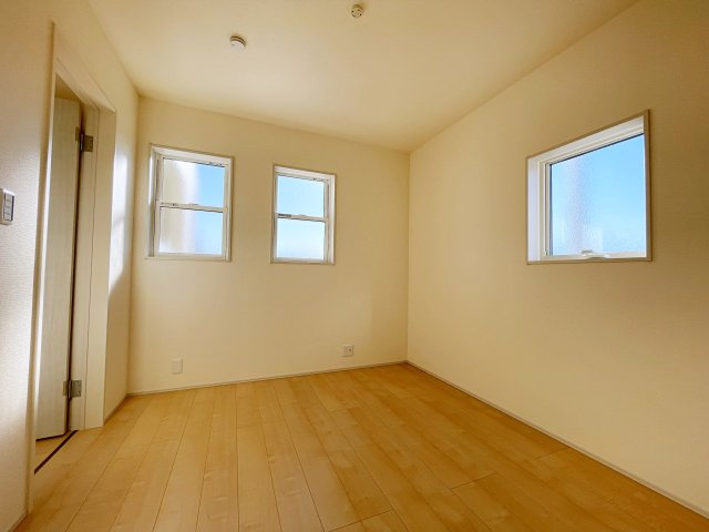 新築戸建・新築建売　寄居露梨子　鉢形小・城南中の洋室|光と風をしっかり取り込める2面採光の洋室！心地よい暮らしを実現できます！