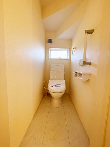 新築戸建・新築建売　寄居露梨子　鉢形小・城南中のトイレ|小窓付きで自然光が入る明るくて爽やかなトイレ空間です！