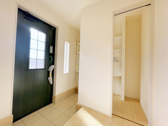 新築戸建・新築建売　寄居露梨子　鉢形小・城南中の玄関|玄関収納付きなので玄関がすっきりした状態を保てます！