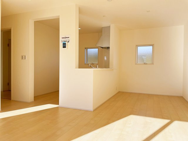 新築戸建・新築建売　寄居露梨子　鉢形小・城南中の居間・リビング|ホワイトを基調とした明るく開放的なLDKです！