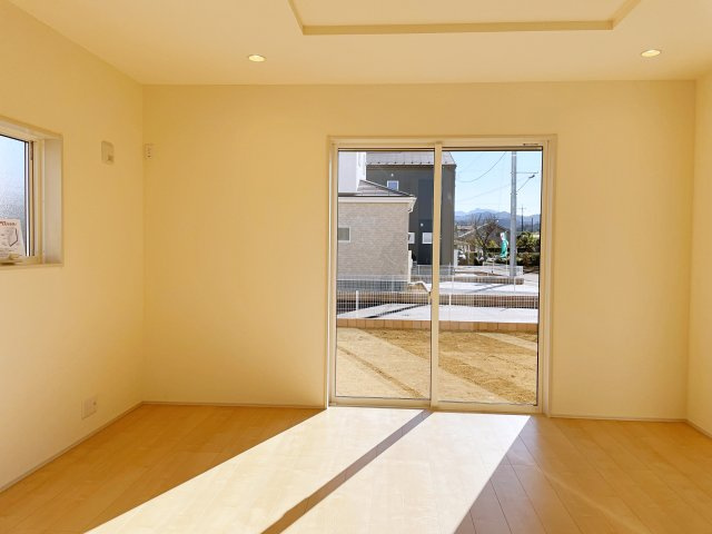 新築戸建・新築建売　寄居露梨子　鉢形小・城南中の居間・リビング|リビングには大きな窓があり明るい陽射しが差し込む開放的で心地よい空間です！