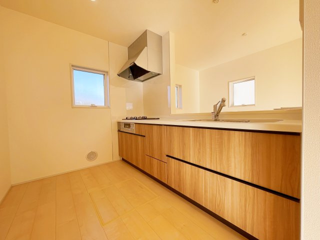 新築戸建・新築建売　寄居露梨子　鉢形小・城南中のキッチン|カウンター越しに会話が弾む、家族とのつながりを感じられる対面キッチンです！