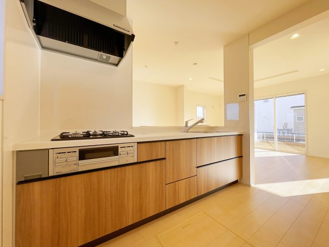 新築戸建・新築建売　寄居露梨子　鉢形小・城南中のキッチン|3口コンロなのでご飯を作りながらお弁当のおかずも作れて便利！