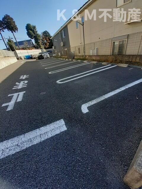 サンシャインビレッジアゼリアＢの駐車場|駐車場があるので、車を買う予定の方も安心です