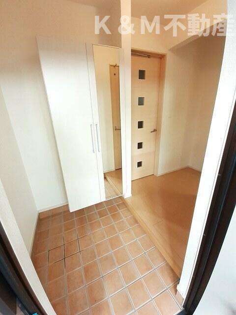 サンシャインビレッジアゼリアＢの玄関|収納もある玄関です